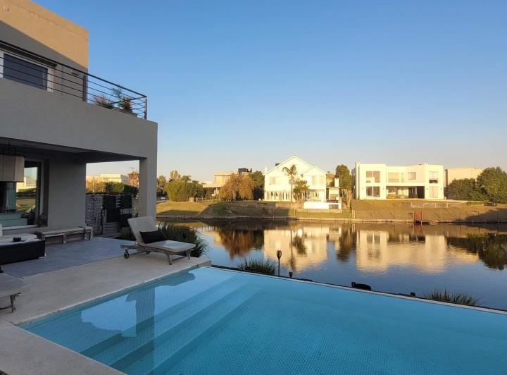Casa · 305m² · 7 Ambientes · 4 Cocheras