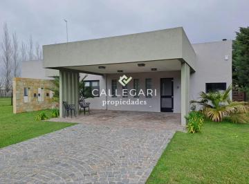 Casa de 4 ambientes, La Plata · Casa 4 Ambientes con Pileta en Venta - Club de Campo La Cándida - ¡Apto a Cédito! ¡Permuta!