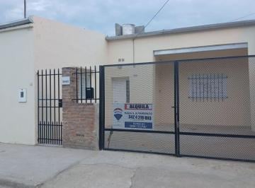 Casa · 99m² · 5 Ambientes · 1 Cochera · Remax Alquila Casa de 3 Dorm. Cochera y Patio