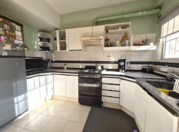 Casa de 4 ambientes, Monte Castro · Excelente Casa en Triplex con Cochera, Patio y Parrilla – Monte Castro. Apto Credito Hipotecario