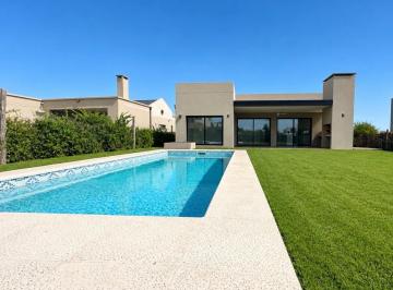 Casa · 140m² · 4 Ambientes · 3 Cocheras · Sg Casa Venta Oportunidad Barrio Pilar del Este