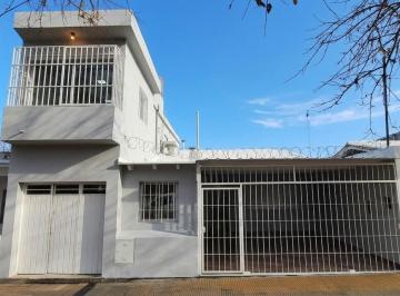 Casa · 220m² · 8 Ambientes · Venta Casa Sexta Sección con Departamento Zona Comercial Segura Patio Grande Gastronomia Hospital
