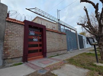 Casa de 6 ambientes, Maipú · Casa en Alquiler en Maipú — 2 Dorm., Patio Parquizado y Cochera Pasante