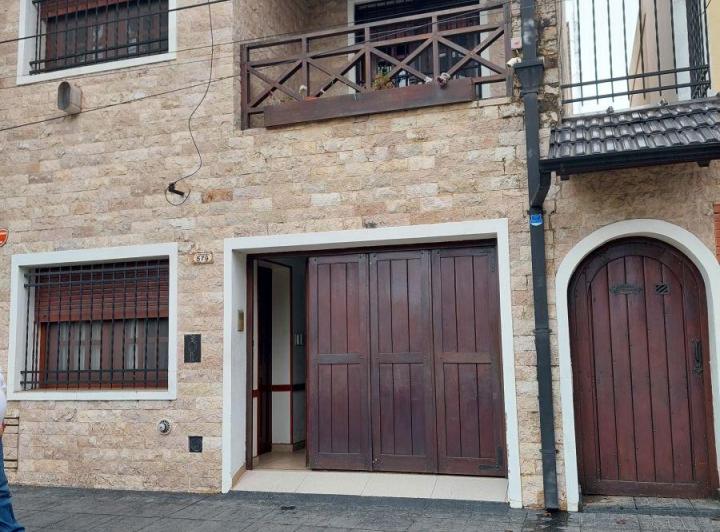 Casa · 200m² · 6 Ambientes · 1 Cochera