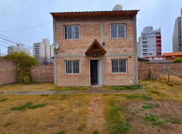Casa · 49m² · 3 Ambientes · 2 Cocheras · Casa en Alquiler