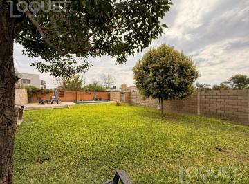 Casa · 159m² · 6 Ambientes · Casa de Tres Dorm., Patio Verde con Pileta en Santo Tome