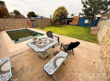 Casa · 159m² · 6 Ambientes · Casa de Tres Dorm., Patio Verde con Pileta en Santo Tome