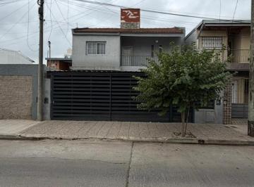 Departamento · 47m² · 2 Ambientes · 1 Cochera · Alquiler de Casa de 2 Dorm. con Patio y Cochera en Barrio Jardín