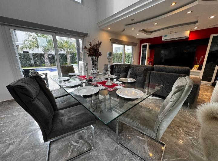 Casa · 700m² · 5 Ambientes · 4 Cocheras
