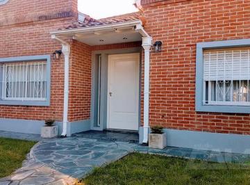 Casa · 250m² · 5 Ambientes · 3 Cocheras · Chalet 5 Amb. en Una Planta con Pileta, Quincho y Cochera Para 3 Autos en Zona Residencial