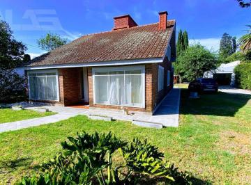 Casa · 250m² · 5 Ambientes · 6 Cocheras · Hermoso Chalet Modernizado con Parque de 1100 m², Quincho con Parrilla y Piscina!
