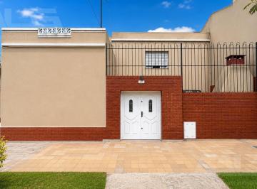 Casa · 148m² · 5 Ambientes · 1 Cochera · Casa en Venta Local | 5 Ambientes | Multifamiliar | Patio | Gran Potencial | Castelar Sur