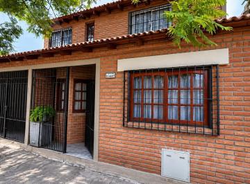 PH · 102m² · 4 Ambientes · 1 Cochera · Casa en Venta de 4 Ambientes con Patio, Parrilla y Cochera Techada en Ituzaingó