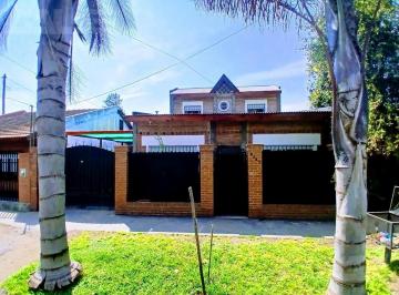 Casa · 110m² · 4 Ambientes · 4 Cocheras · Casa Familiar con Gran Parque, 3 Dorm. y Cochera Para 5 Autos a m de Autopista Oeste