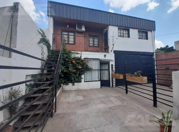 Casa · 250m² · 6 Ambientes · 1 Cochera · Casa Multi Familiar en Villa Tesei con Galpon