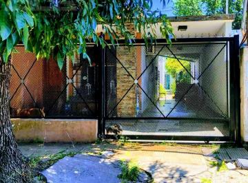 PH · 58m² · 3 Ambientes · Oportunidad en Castelar Sur: PH a Reciclar con Patio, Buena Ubicación y Gran Proyección