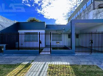 Casa · 131m² · 3 Ambientes · 1 Cochera · Casa 3 Amb en Castelar con Cochera Cubierta, Patio, Parrilla y Gran Potencial de Ampliación