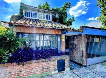 Casa · 385m² · 6 Ambientes · 1 Cochera · Venta - Enorme y Excelente Lote con Casa a Reciclar en Inmejorable Zona de Castelar Norte
