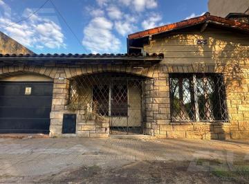 Casa · 215m² · 4 Ambientes · 4 Cocheras · Casa | 4 Ambientes | Pileta | a Actualizar| Cochera 4 Autos | Castelar Sur