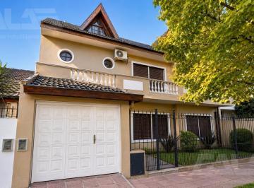 Casa · 104m² · 5 Ambientes · 2 Cocheras · Casa | 6 Ambientes | Piscina | Lista Para Mudarse | Cochera Doble | Castelar Norte