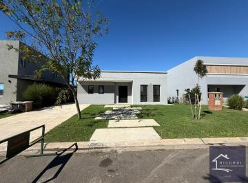 Casa de 4 ambientes, Pilar · Casa 4 Ambientes con Pileta en San Ramón, Pilar del Este.