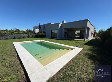 Casa · 140m² · 4 Ambientes · Casa 4 Ambientes con Pileta en San Ramón, Pilar del Este.