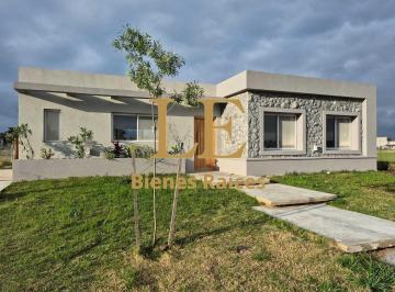 Casa · 177m² · 5 Ambientes · 2 Cocheras · Venta de Hermosa Casa en Barrio Santa Sofía, Pilar del Este