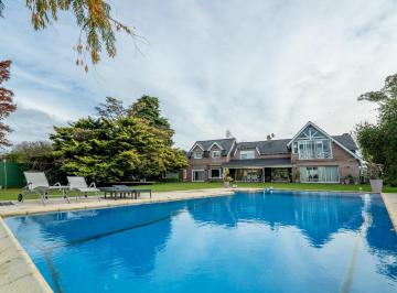 Casa · 491m² · 7 Ambientes · 4 Cocheras · Casa en Club de Campo Los Pingüinos con Vista Al Polo