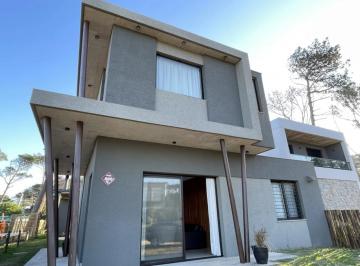 Casa · 482m² · 4 Ambientes · Casa a Estrenar en Montoya a 150 m de La Playa 3 Dorm