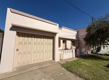 Casa de 5 ambientes, Carlos Casares · Casa de 2 Dorm., con Patio y Parrilla.
