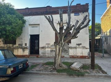 Casa · 99m² · 4 Ambientes · 1 Cochera · Venta de Imponente Propiedad - a Refaccionar