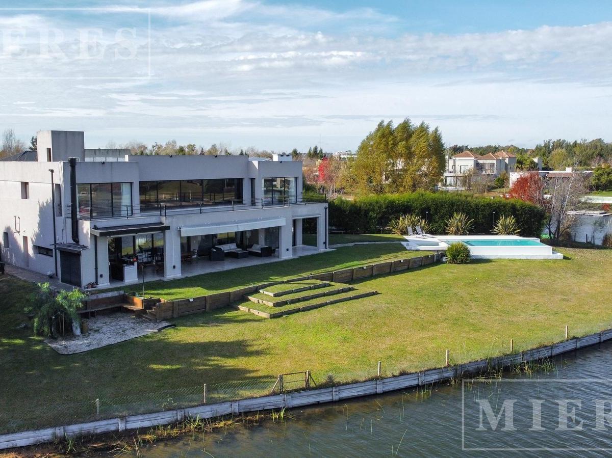 Muy Linda Casa en Venta Sobre Lote a la Laguna. San Marco, Villanueva.