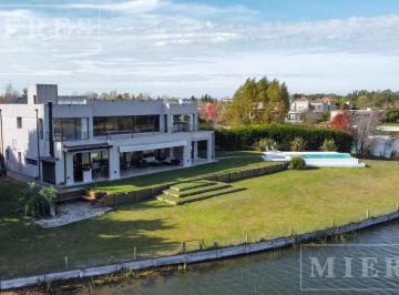 Casa · 257m² · 7 Ambientes · 5 Cocheras · Muy Linda Casa en Venta Sobre Lote a La Laguna. San Marco, Villanueva.