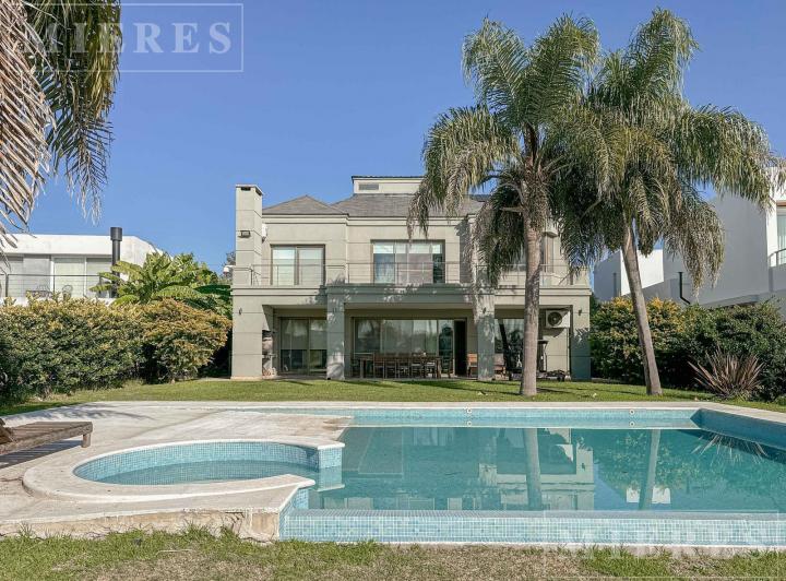 Casa · 380m² · 7 Ambientes · 3 Cocheras