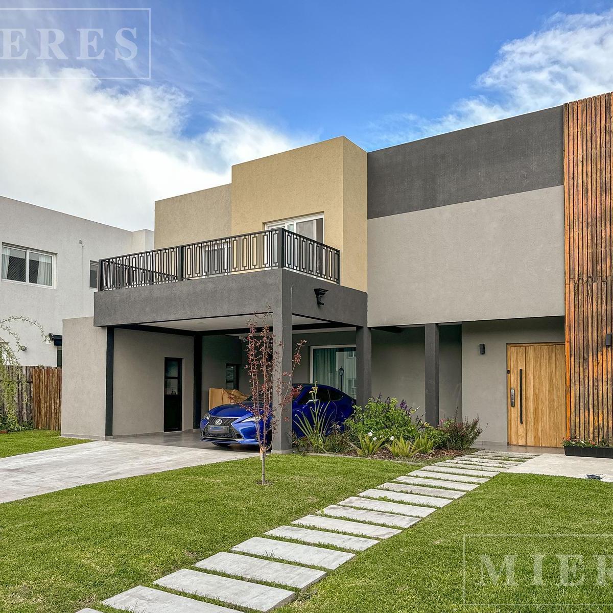 Casa en Venta a La Laguna en Santa Ana, Villanueva.