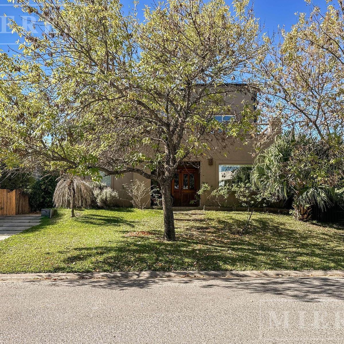 Santa Catalina - Muy Linda Casa en Venta con 4 Dormitorios