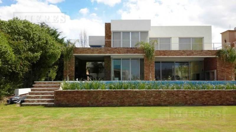 Casa en Alquiler Anual Sobre Lote al Agua en Santa Barbara