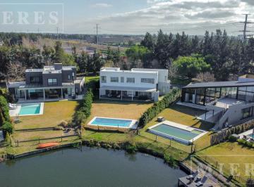 Casa · 300m² · 6 Ambientes · 2 Cocheras · Casa en Venta a La Laguna, La Comarca Bancalari.