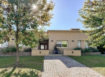 Casa · 240m² · 6 Ambientes · 1 Cochera · Casa en Venta con Amarra en San Marco, Villanueva.