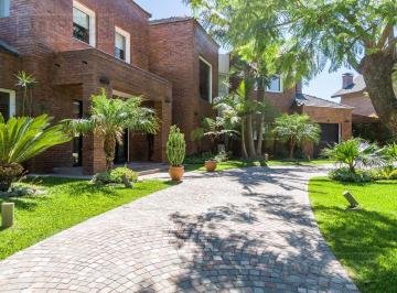 Casa · 326m² · 7 Ambientes · 2 Cocheras · Casa a La Venta con Doble Lote Interno en Barrancas de San José, Bancalari.