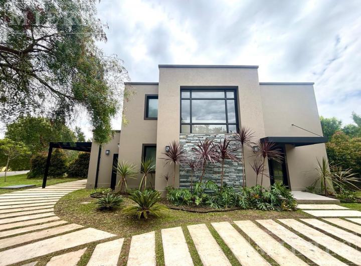 Casa · 220m² · 5 Ambientes · 6 Cocheras