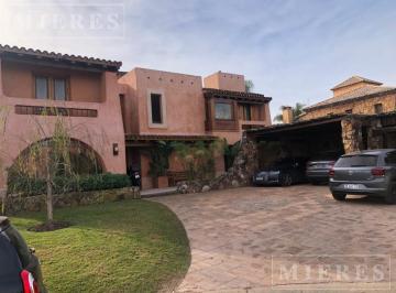Casa · 325m² · 6 Ambientes · 6 Cocheras · Excelente Casa en Venta en Santa Bárbara Sobre Lote Interno.
