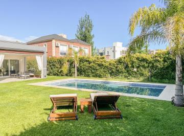 Casa · 172m² · 6 Ambientes · Casa en Venta Sobre Lote Interno en San Agustin, Villanueva.