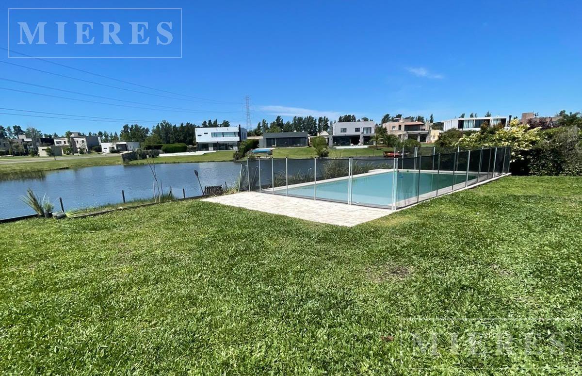 Casa en Venta a La Laguna en San Benito, Villanueva.
