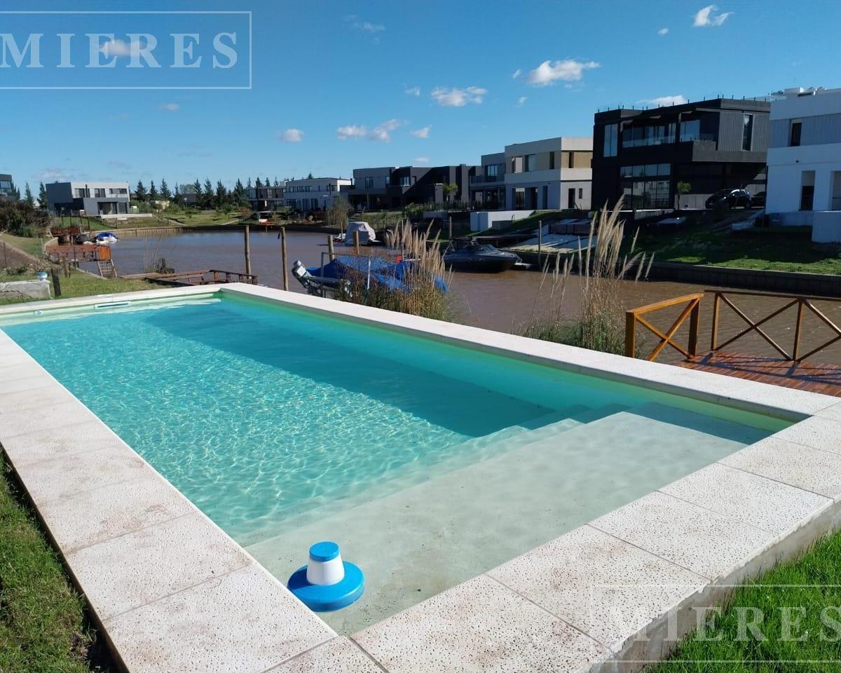 Casa en Venta al Rio en el Barrio Nautico El Canal, Villanueva.