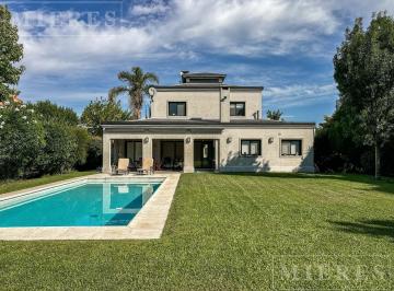 Casa · 210m² · 6 Ambientes · 2 Cocheras · Casa a La Venta en Santa Clara