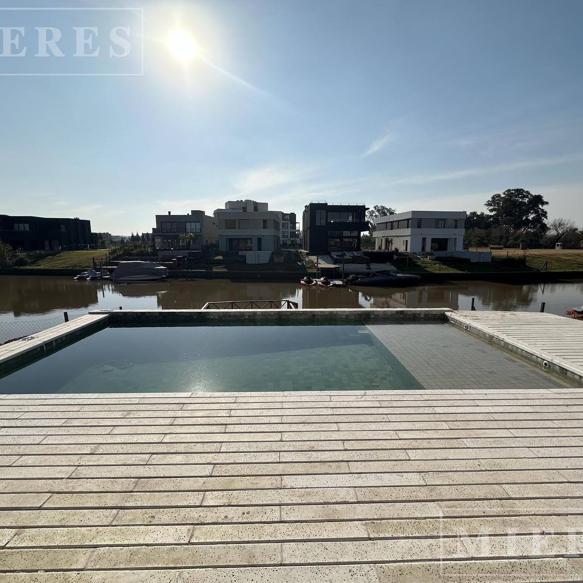 Casa en Venta al Rio con Amarra en el Barrio El Canal, Villanueva.