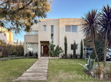 Casa · 190m² · 5 Ambientes · 3 Cocheras · Casa en Venta en Santa Teresa, Villaueva