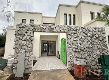 Casa · 218m² · 7 Ambientes · 2 Cocheras · Casa a La Venta en Barrio San Gabriel, Villanueva