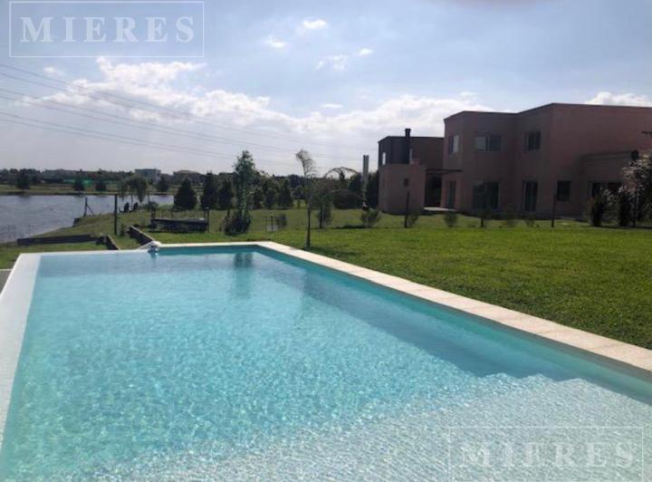 Casa · 199m² · 5 Ambientes · 2 Cocheras